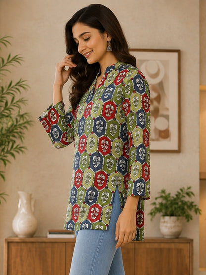 Women Green Geometric Printed Cotton Short Kurti with 3/4th Straight Sleeves