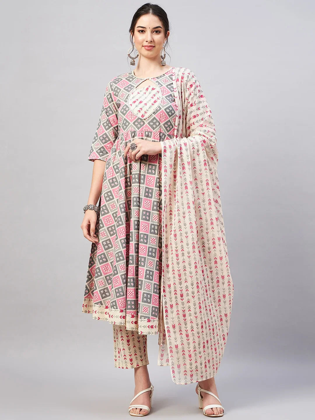 winered-woman-beige-and-pink-geometric-print-flared-kurta-set