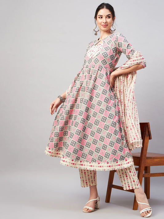 winered-woman-beige-and-pink-geometric-print-flared-kurta-set