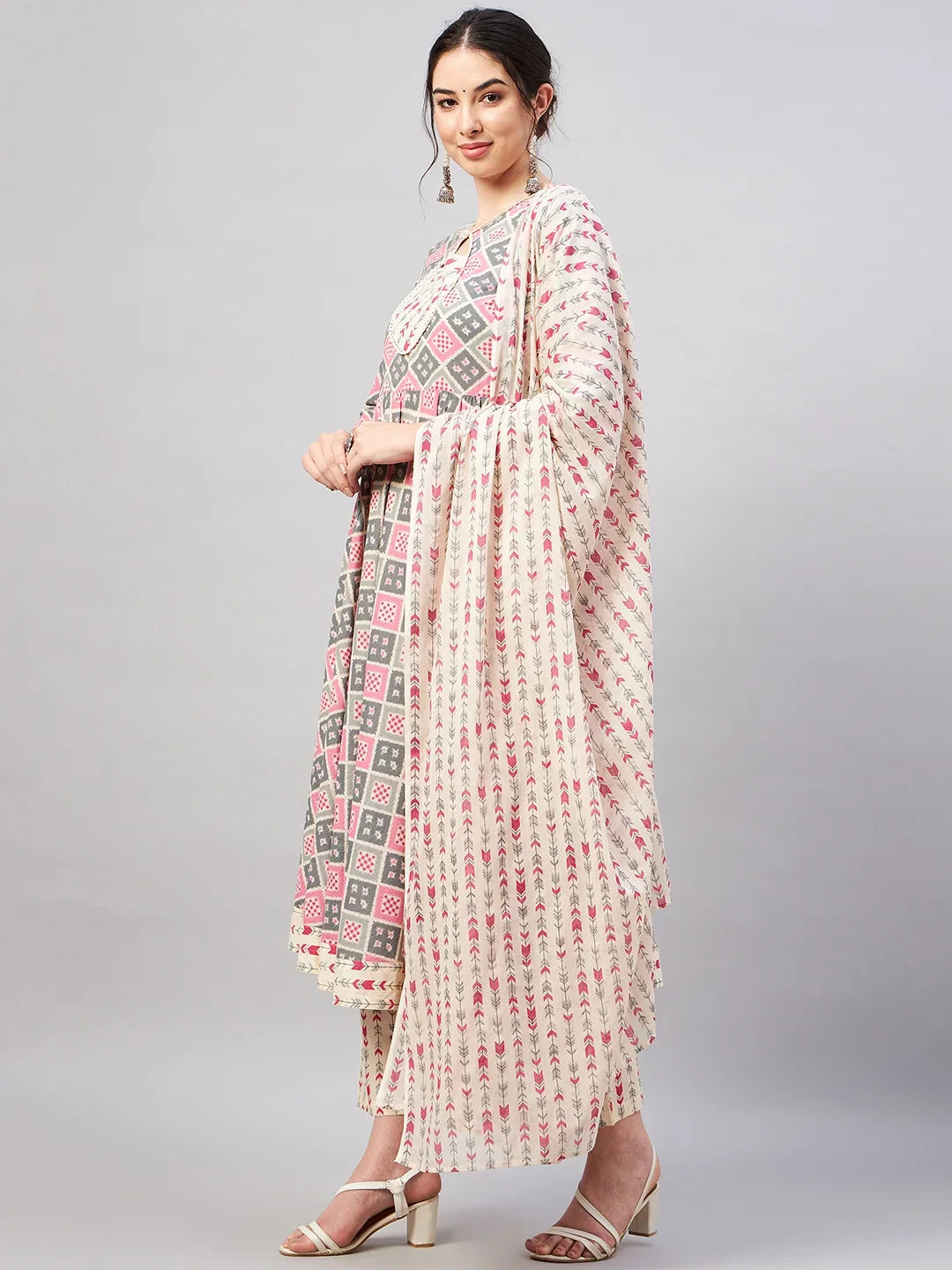 winered-woman-beige-and-pink-geometric-print-flared-kurta-set