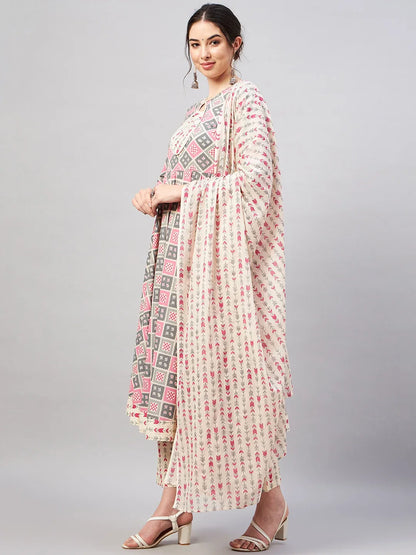 winered-woman-beige-and-pink-geometric-print-flared-kurta-set