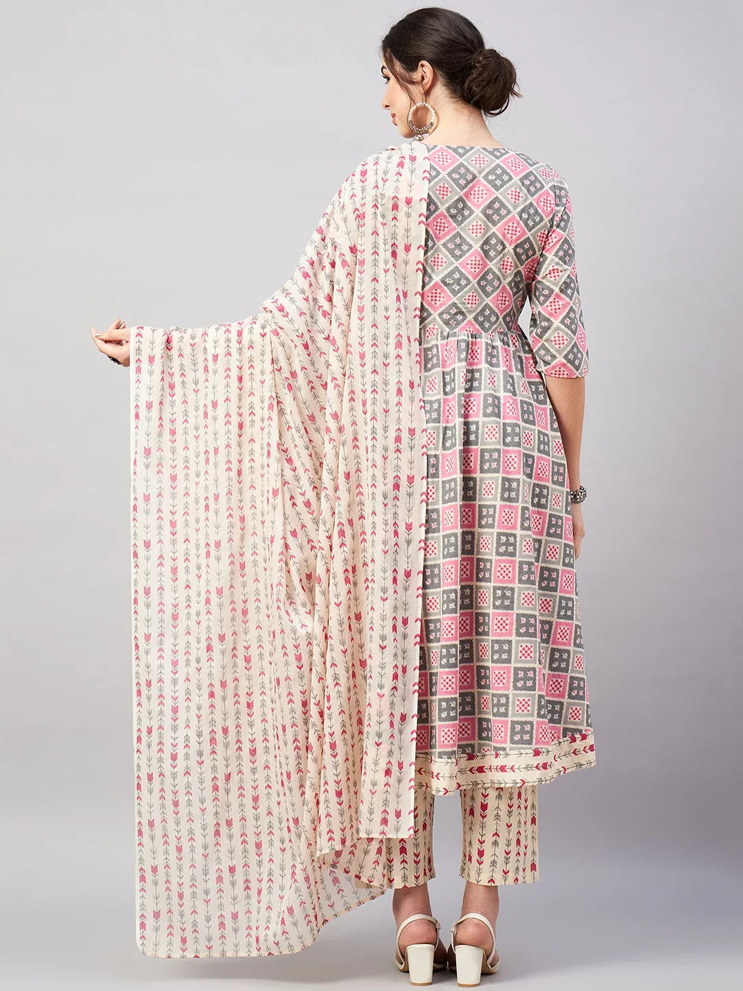 winered-woman-beige-and-pink-geometric-print-flared-kurta-set