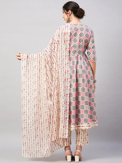 winered-woman-beige-and-pink-geometric-print-flared-kurta-set