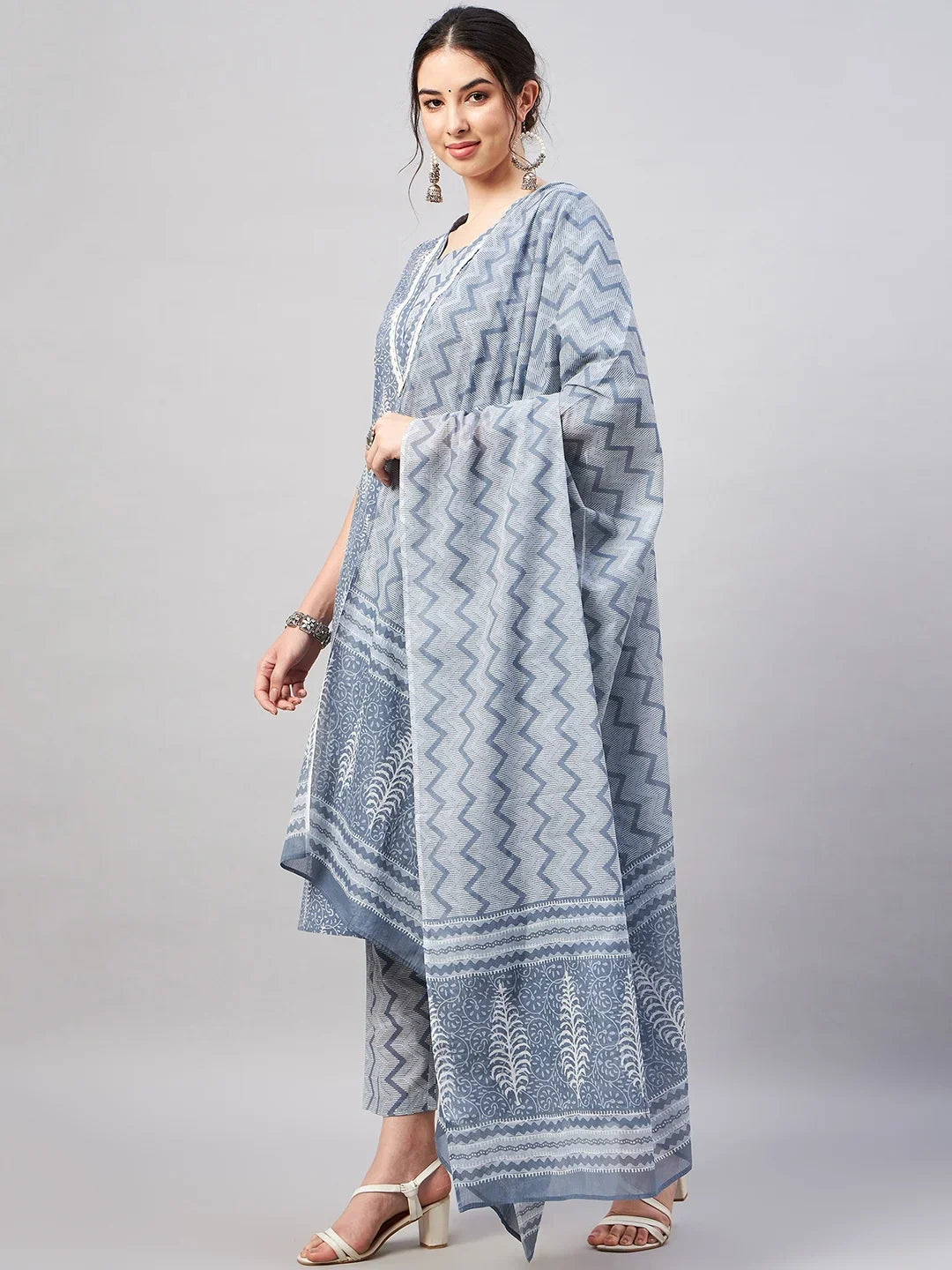 winered-woman-grey-v-neckline-with-lace-kurta-set