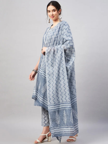 winered-woman-grey-v-neckline-with-lace-kurta-set