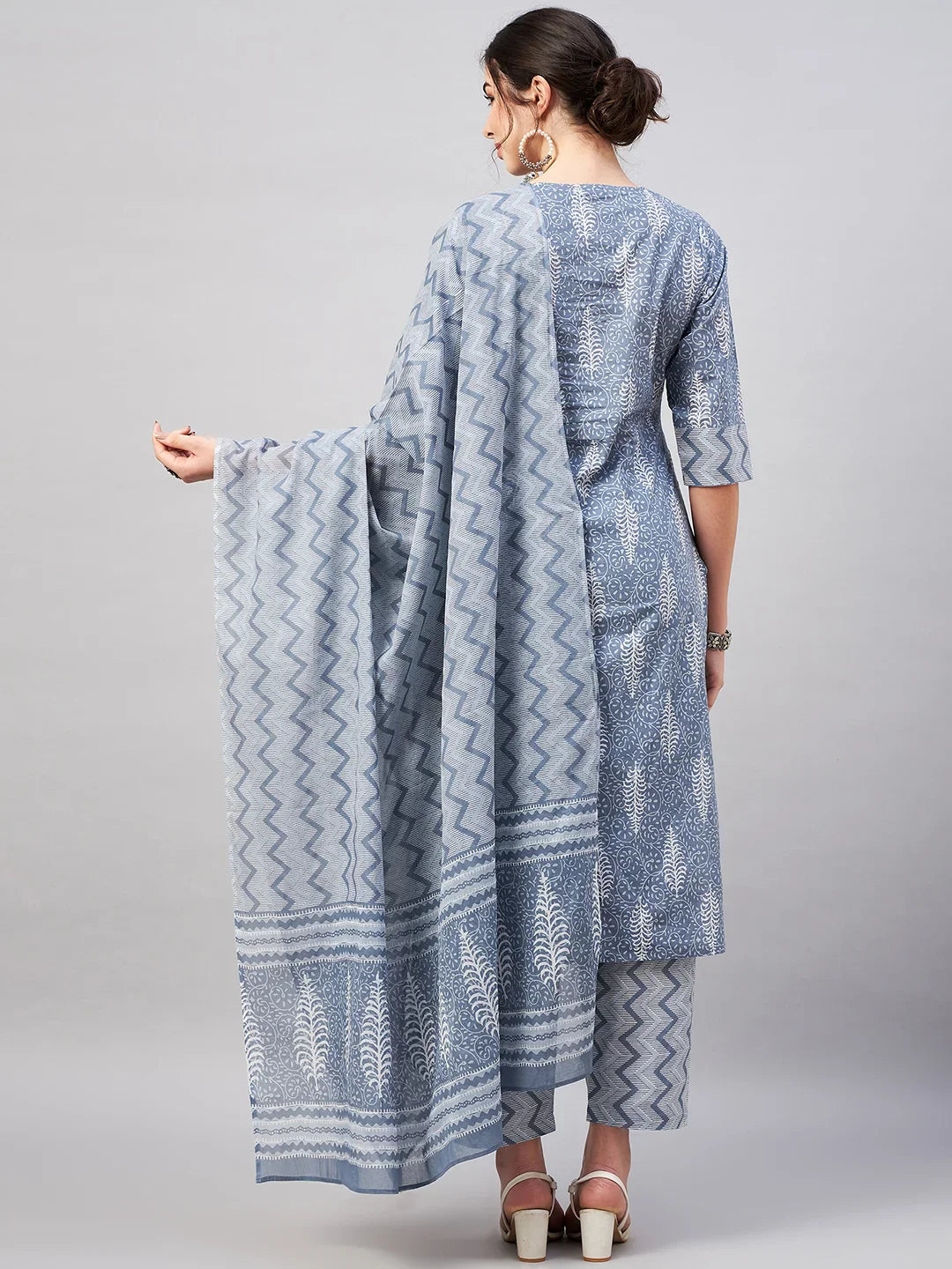 winered-woman-grey-v-neckline-with-lace-kurta-set