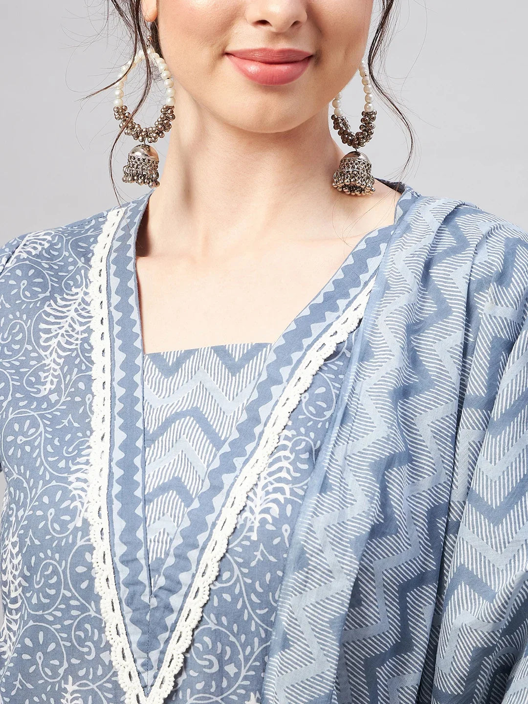 winered-woman-grey-v-neckline-with-lace-kurta-set