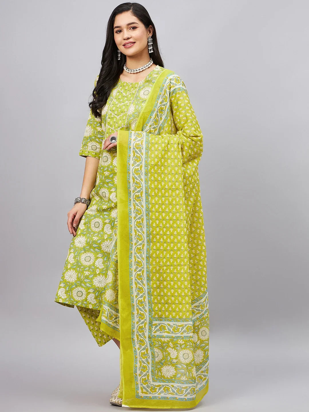 winered-women-green-floral-print-gota-neck-detailing-kurta-set