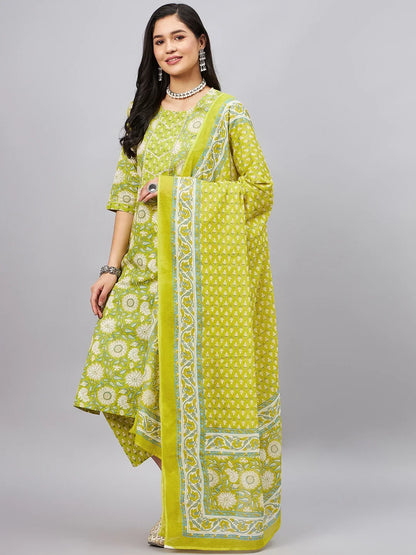 winered-women-green-floral-print-gota-neck-detailing-kurta-set
