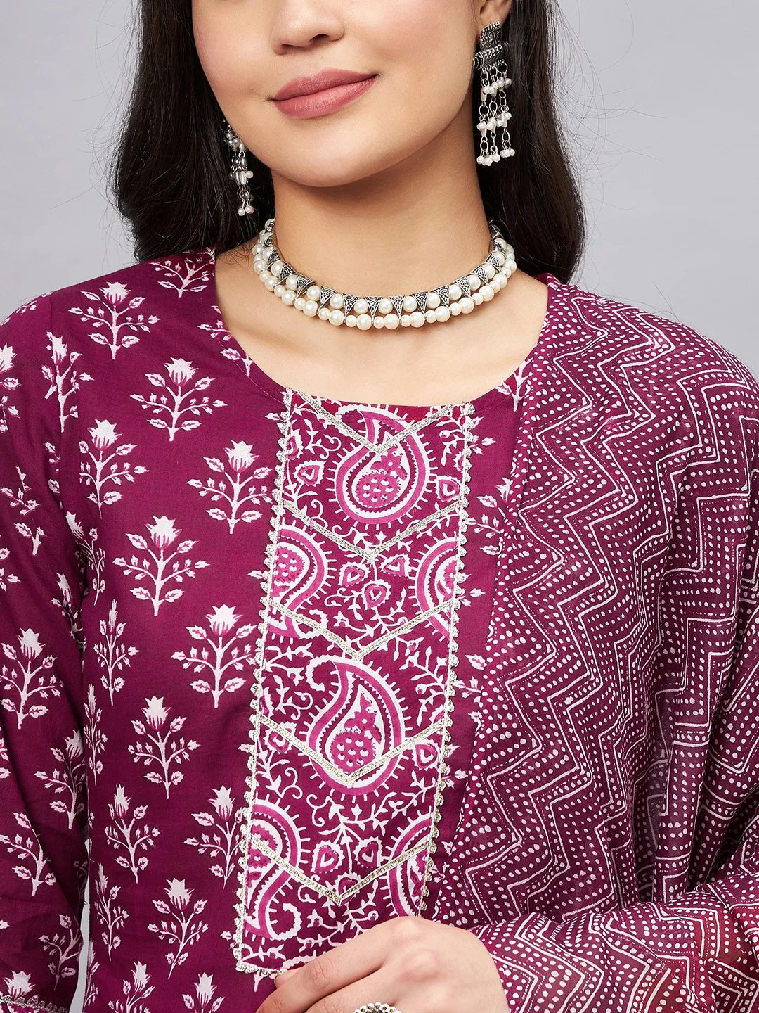 winered-women-burgundy-floral-print-gota-neck-detailing-kurta-set