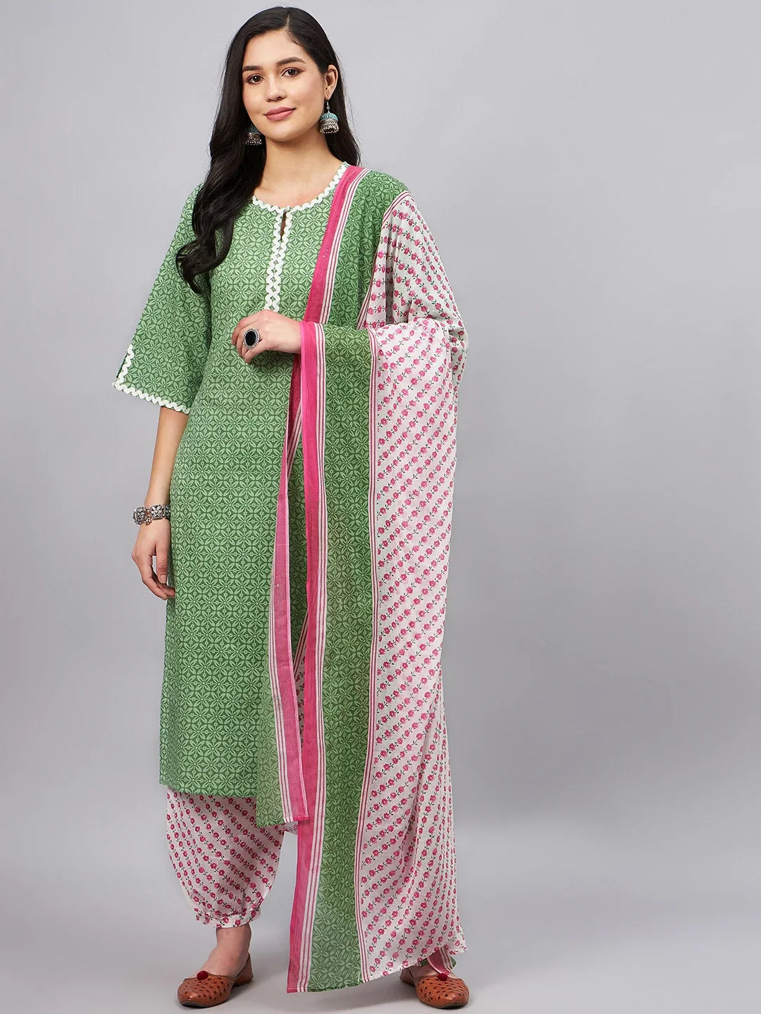 winered-woman-green-white-printed-kurta-set-with-zigzag-lace