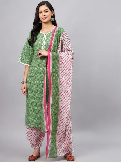 winered-woman-green-white-printed-kurta-set-with-zigzag-lace