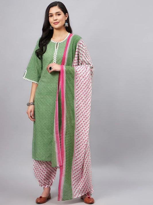 winered-woman-green-white-printed-kurta-set-with-zigzag-lace