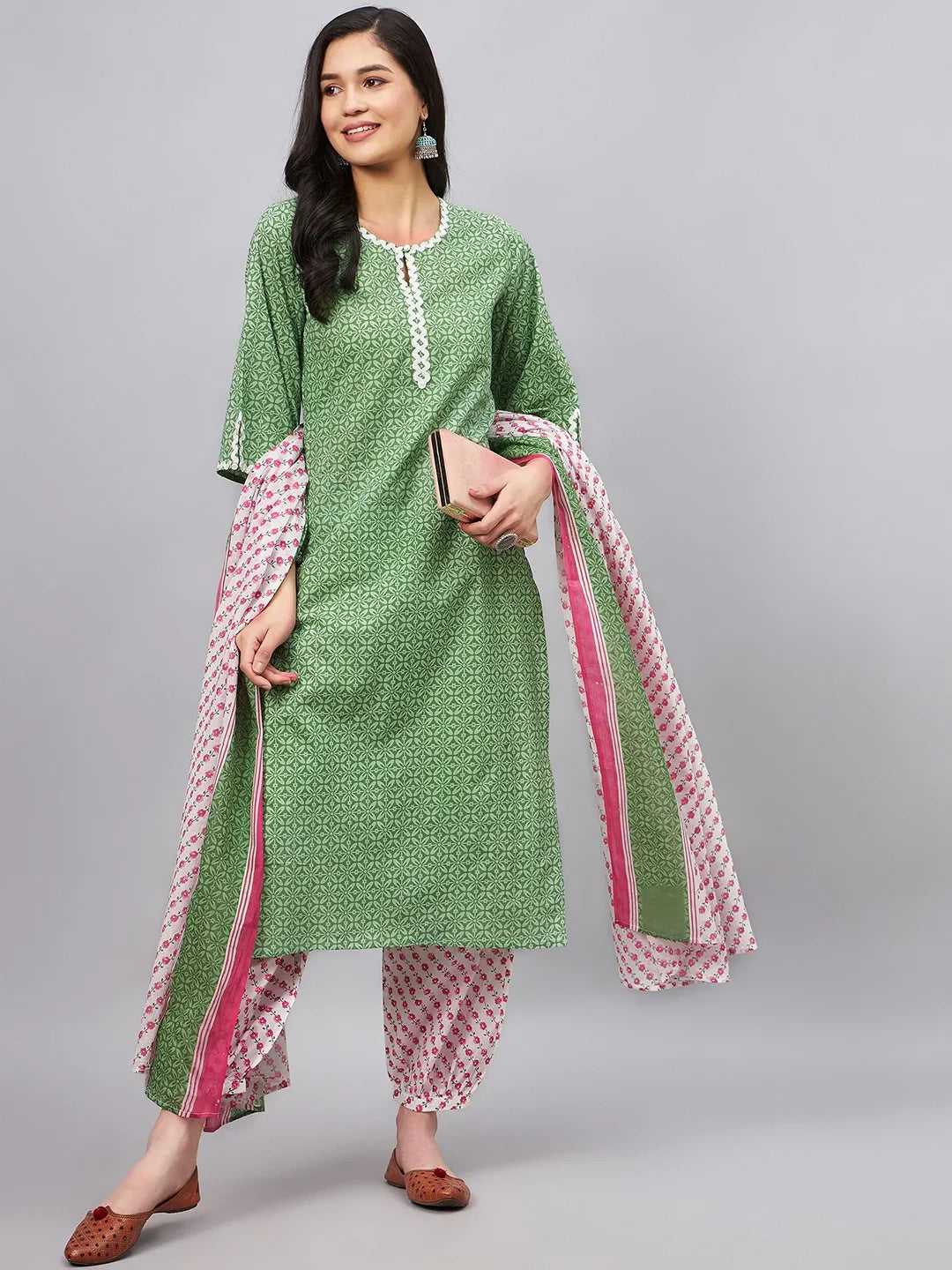 winered-woman-green-white-printed-kurta-set-with-zigzag-lace