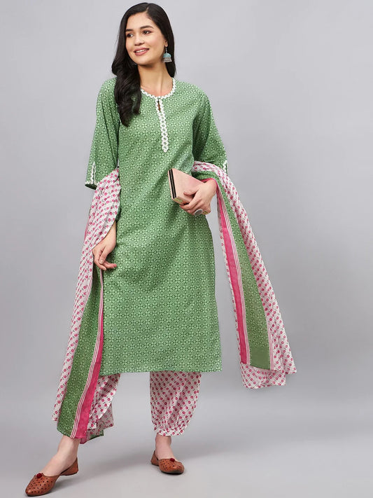 winered-woman-green-white-printed-kurta-set-with-zigzag-lace