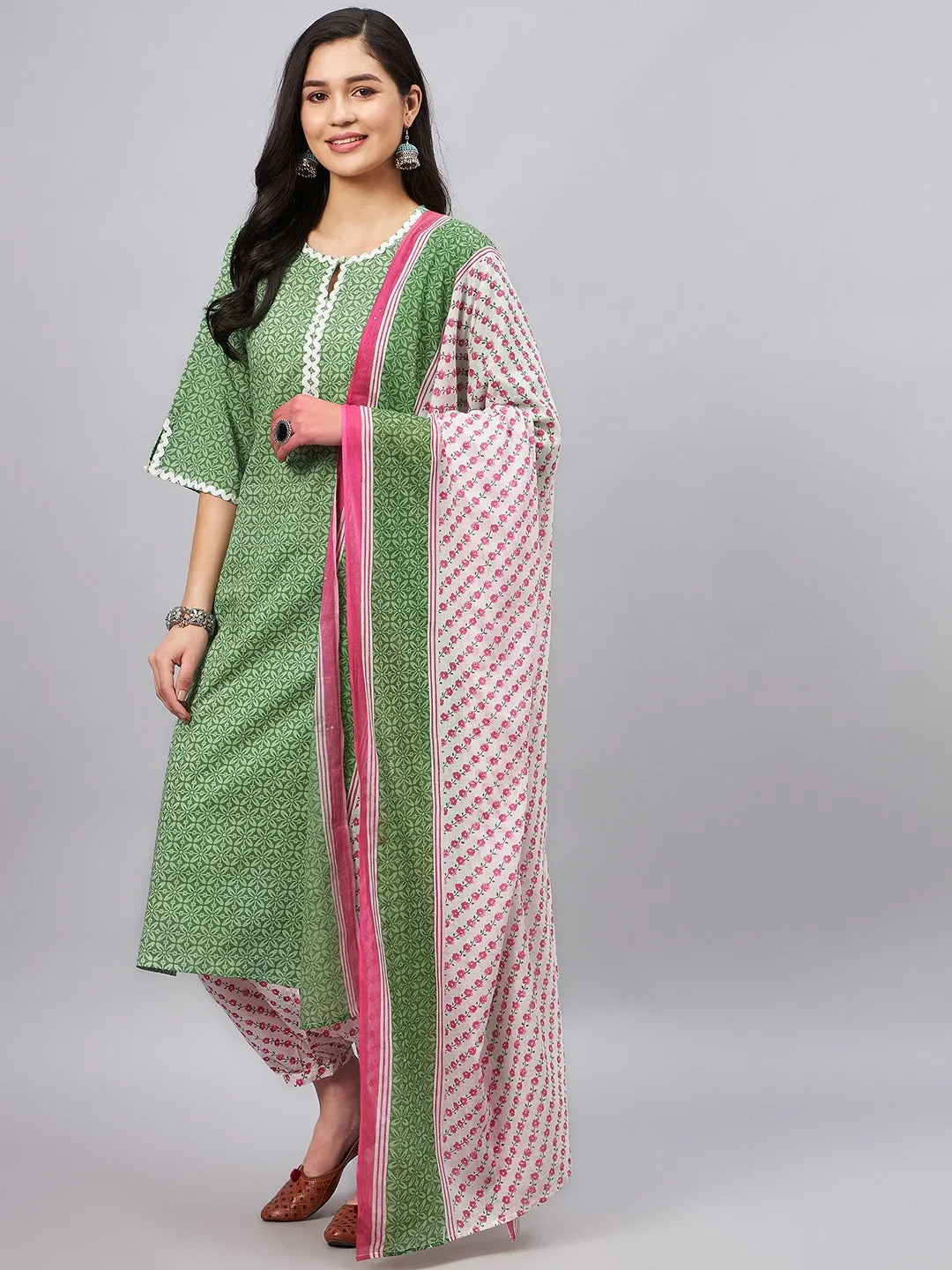 winered-woman-green-white-printed-kurta-set-with-zigzag-lace