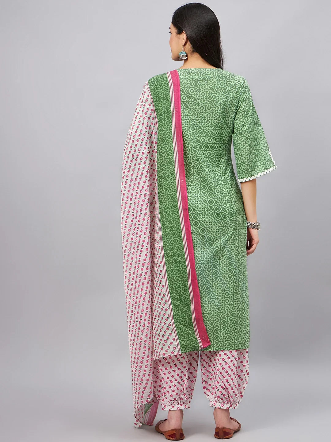 winered-woman-green-white-printed-kurta-set-with-zigzag-lace