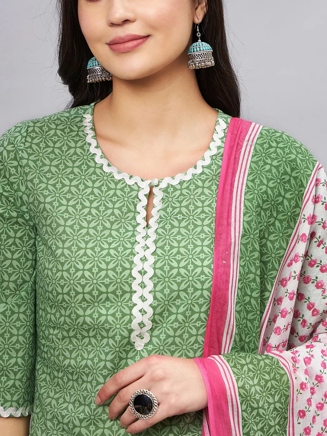 winered-woman-green-white-printed-kurta-set-with-zigzag-lace