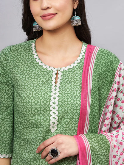 winered-woman-green-white-printed-kurta-set-with-zigzag-lace
