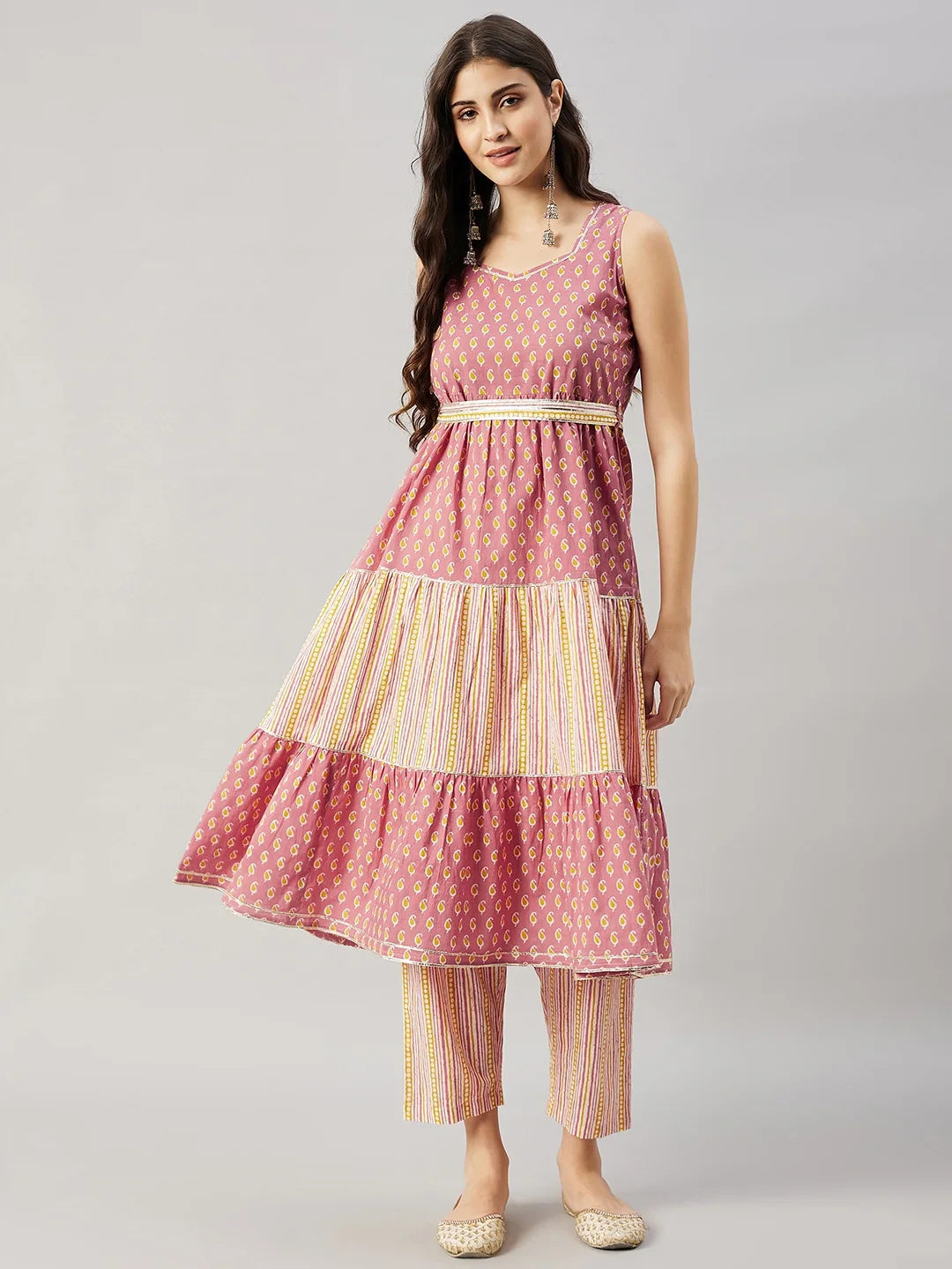 winered-woman-pink-and-white-paisley-print-tiered-kurta-set-with-waist-belt