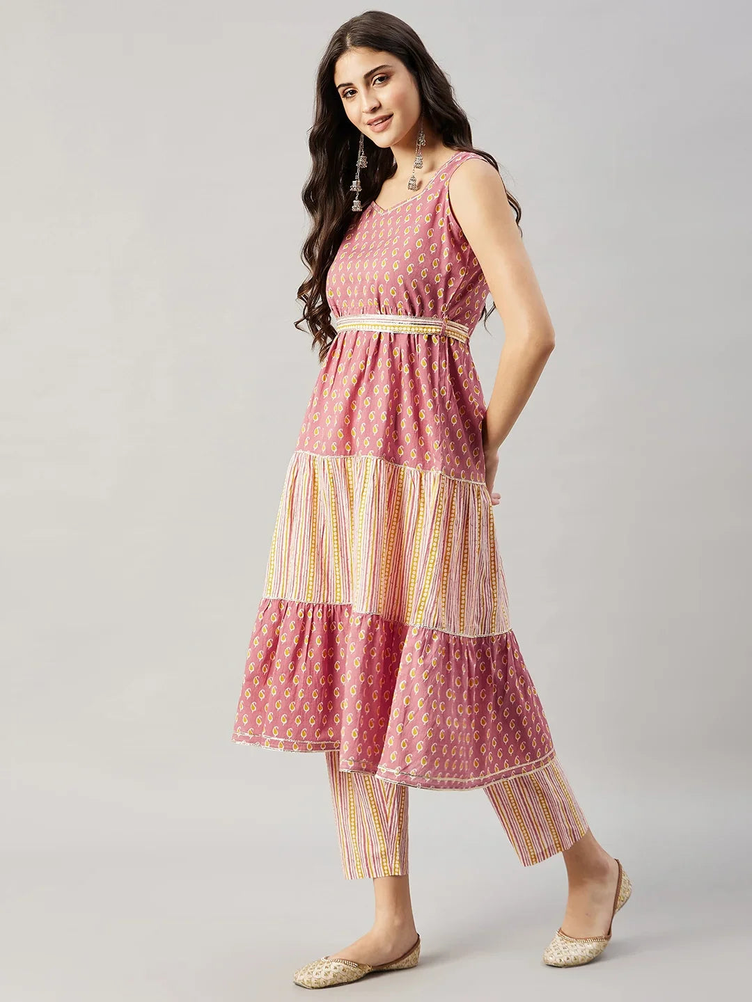 winered-woman-pink-and-white-paisley-print-tiered-kurta-set-with-waist-belt