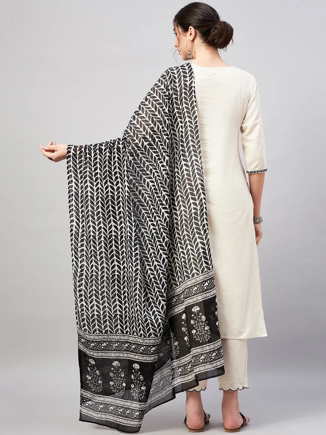 winered-cotton-kurta-set-for-women-with-black-embroidery-and-cotton-dupatta