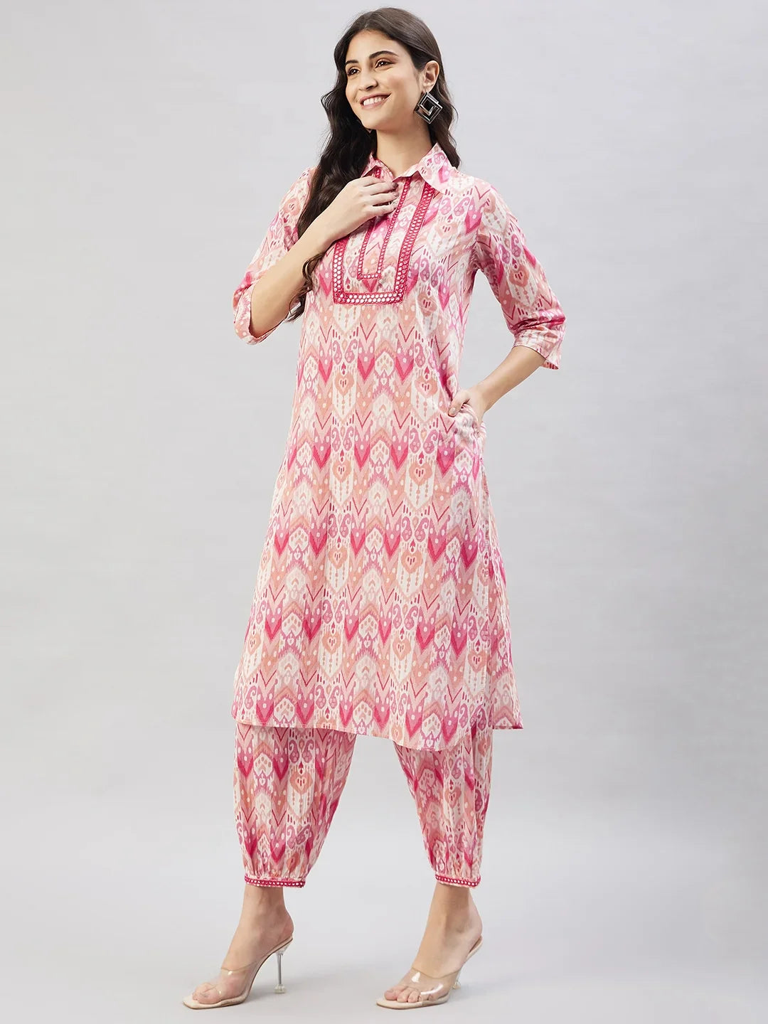 winered-woman-pink-geometric-print-collared-neck-embroidered-pathani-kurta-set