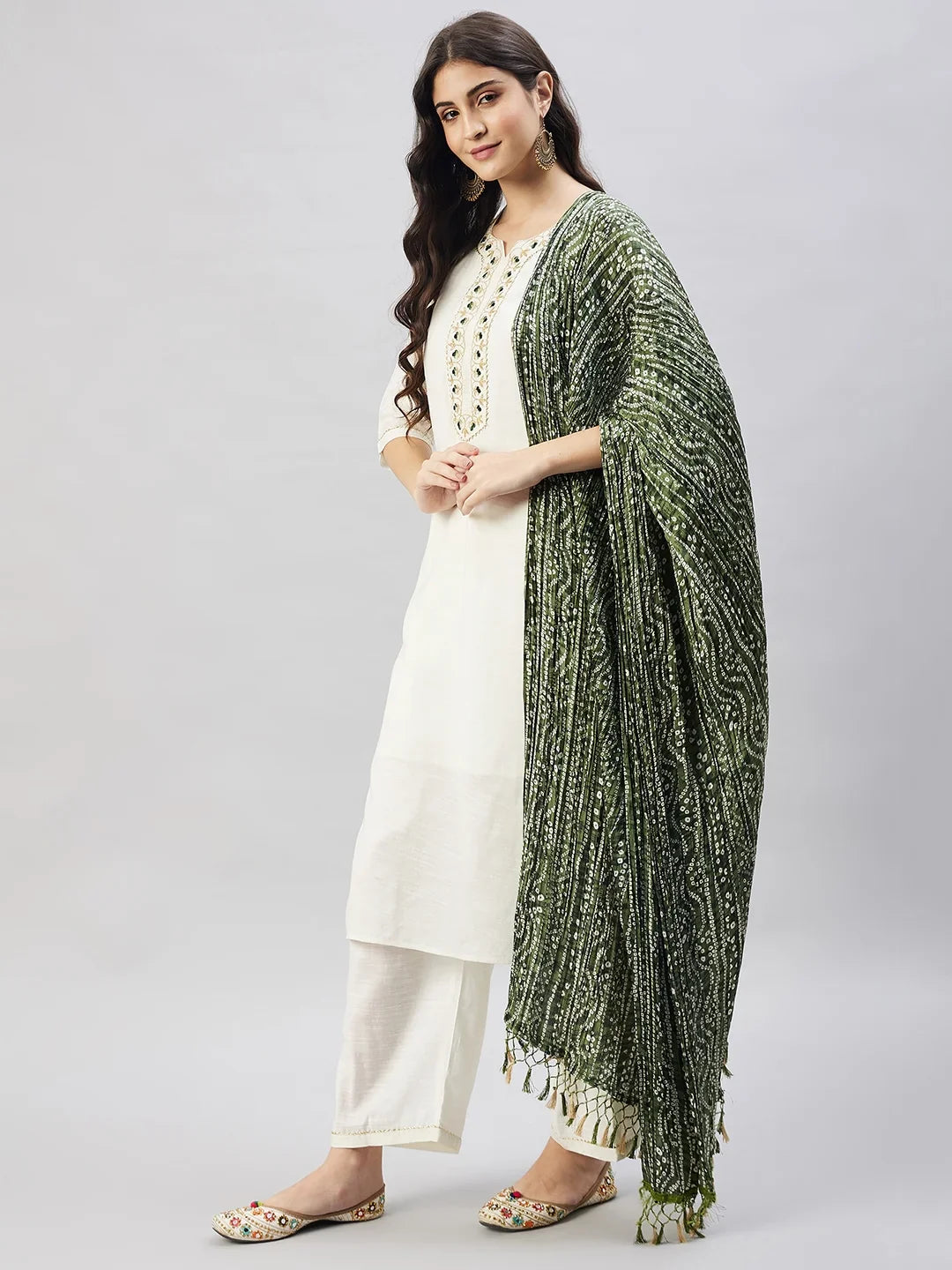 winered-woman-off-white-kurta-set-with-green-bhandej-dupatta