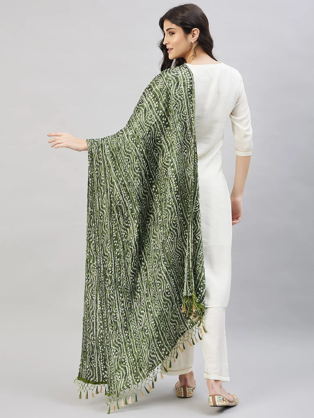 winered-woman-off-white-kurta-set-with-green-bhandej-dupatta