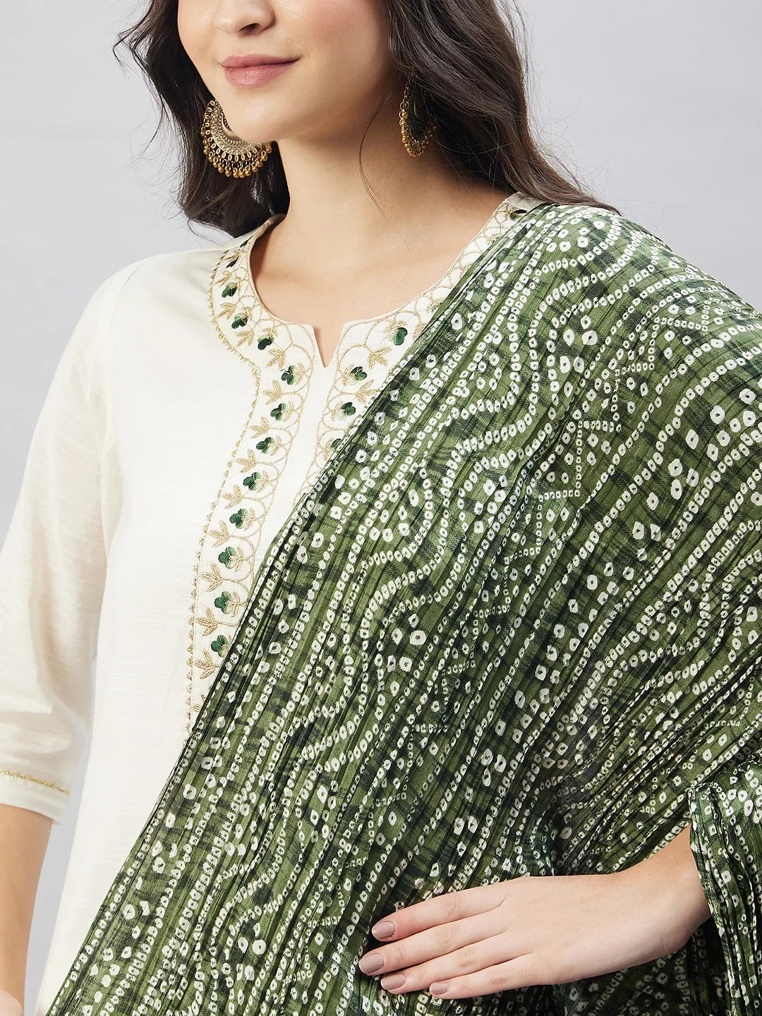 winered-woman-off-white-kurta-set-with-green-bhandej-dupatta