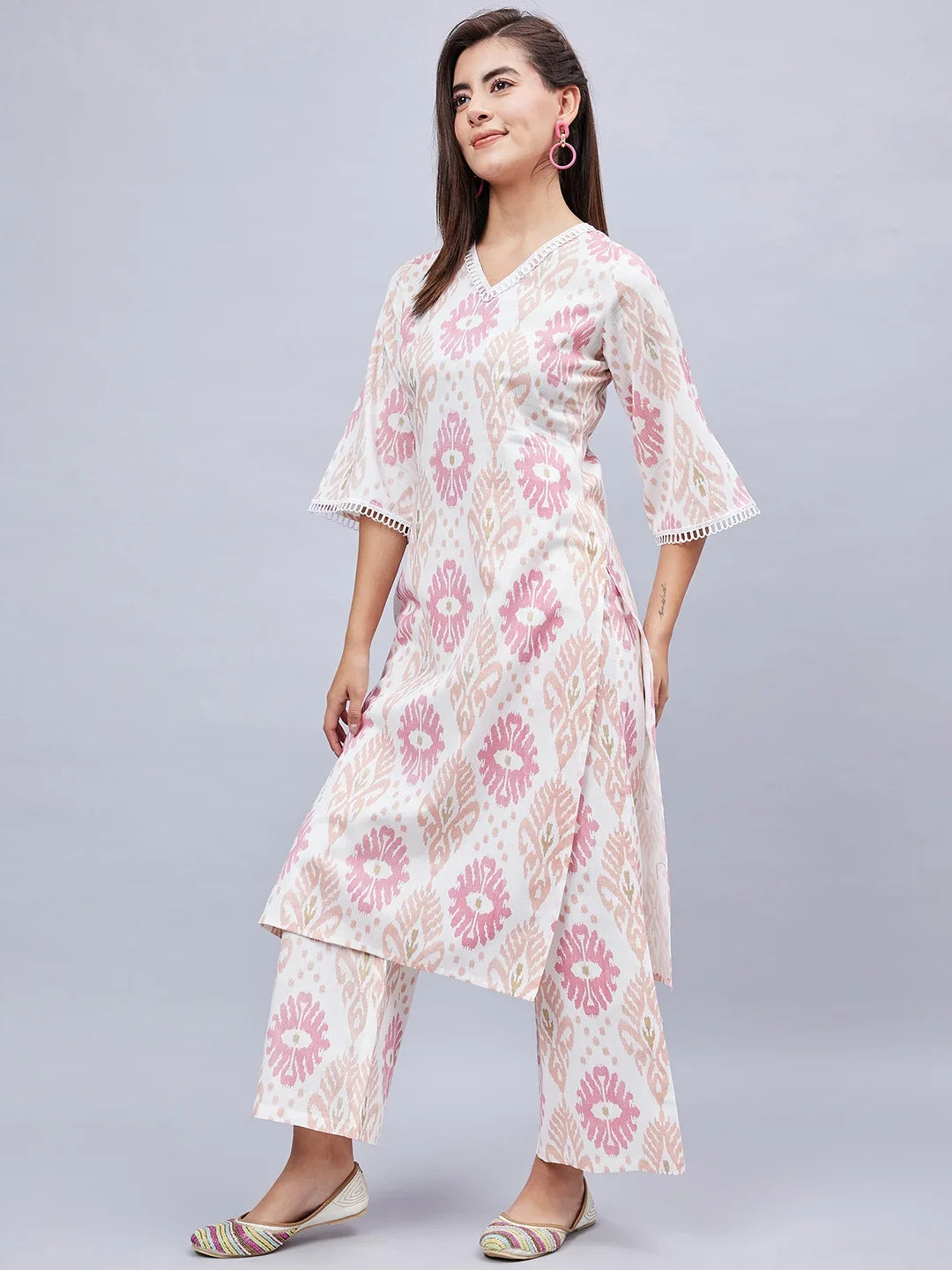 winered-woman-white-geometric-print-neck-lace-detailing-kurta-set