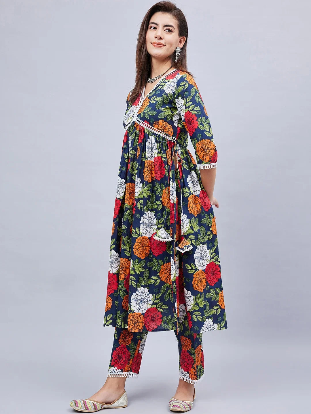 winred-woman-blue-floral-print-lace-detailing-kurta-set