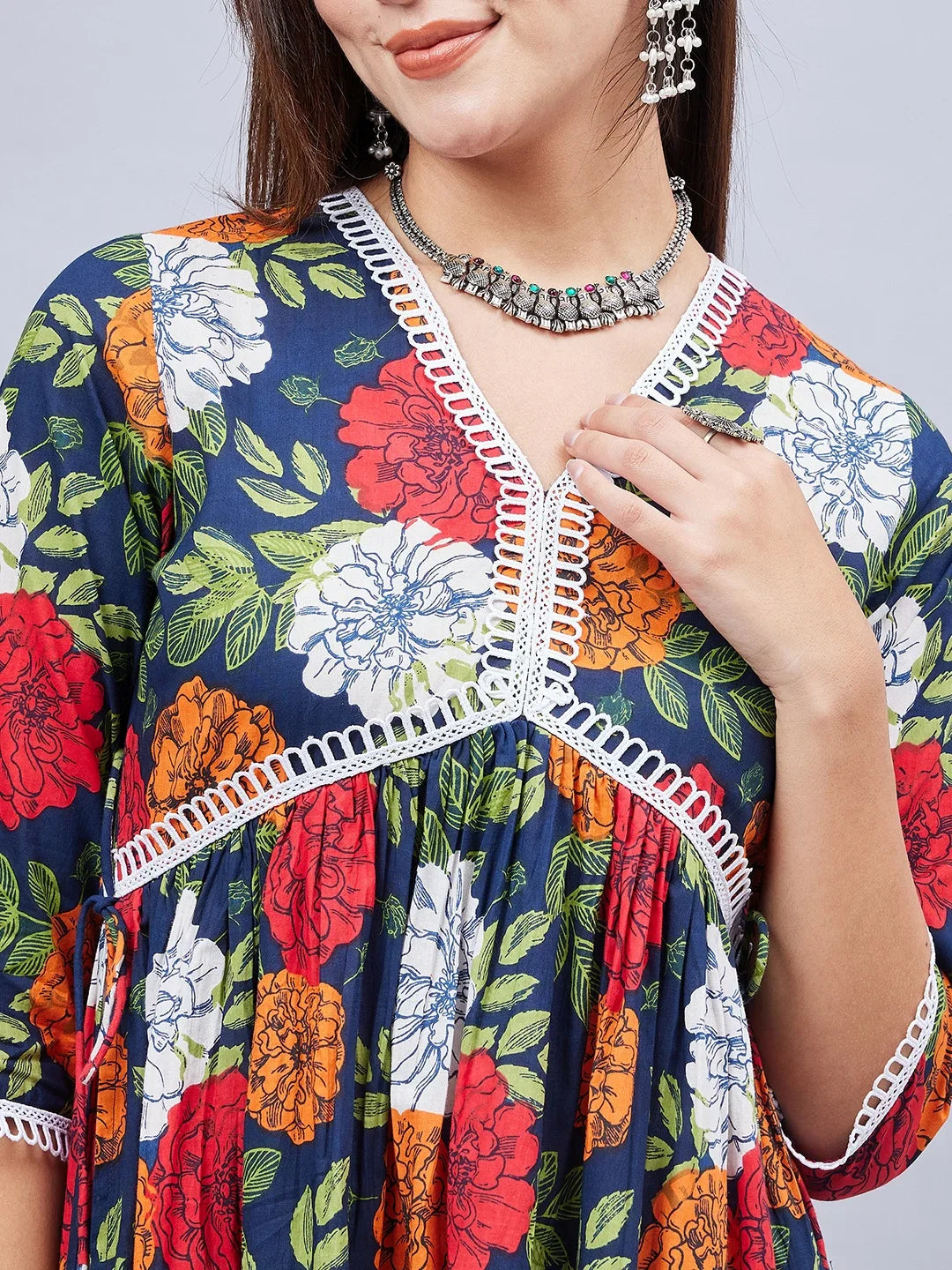 winred-woman-blue-floral-print-lace-detailing-kurta-set