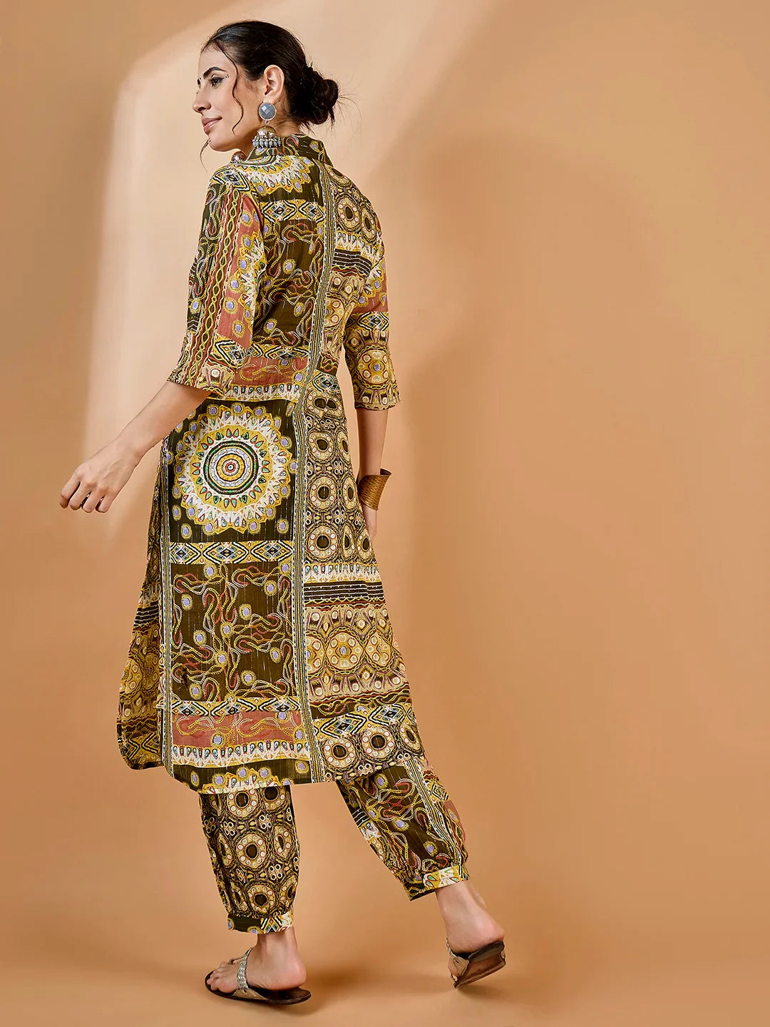 winered-women-embriodered-pathani-kurta-set