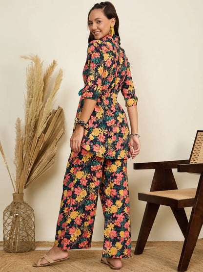 winered-woman-navy-blue-floral-print-contrast-tie-up-detailing