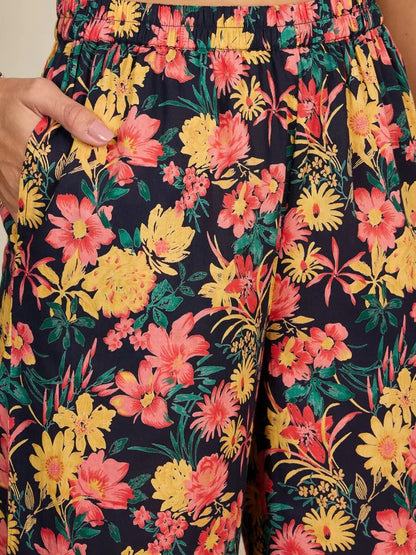 winered-woman-navy-blue-floral-print-contrast-tie-up-detailing