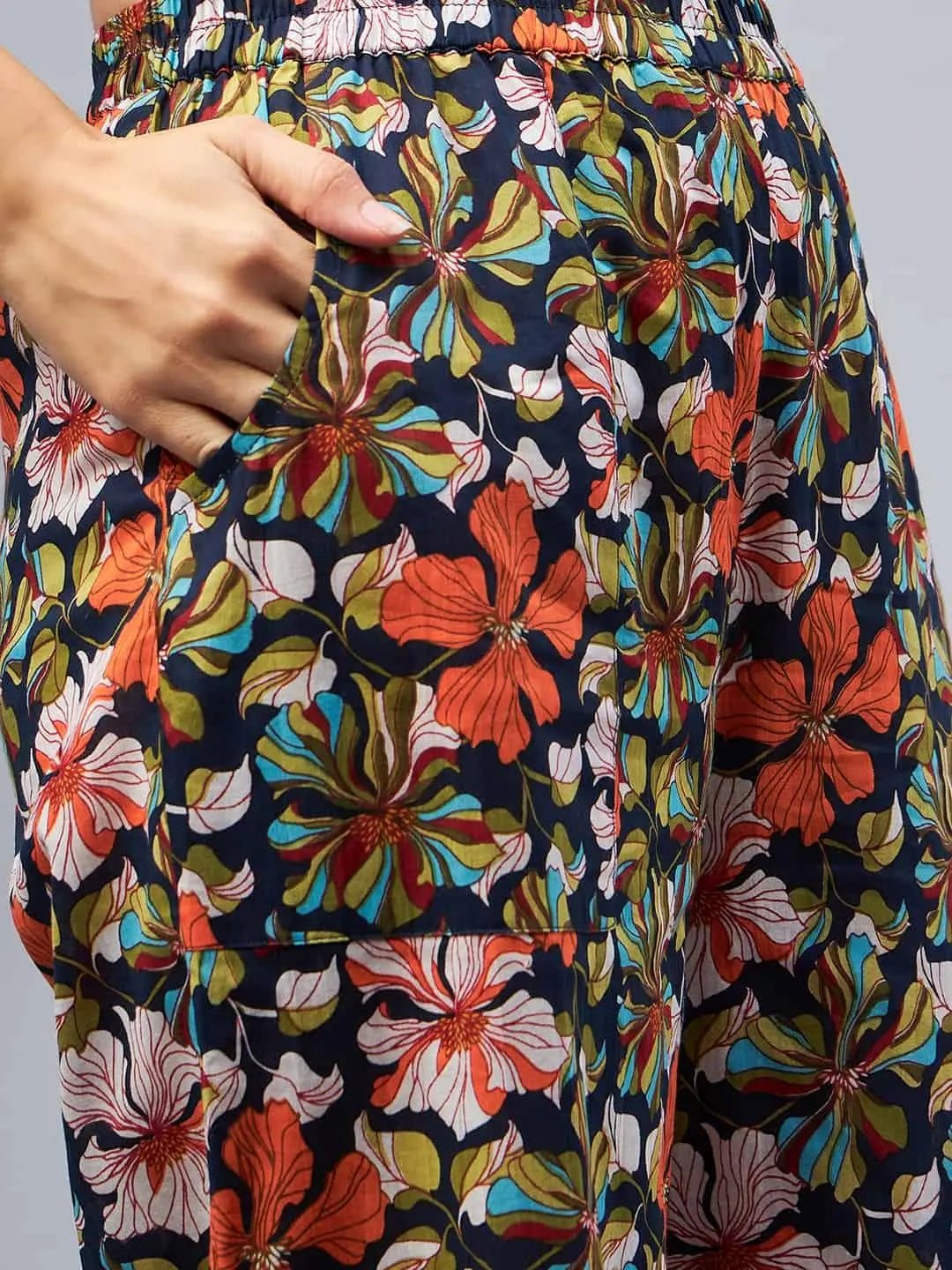 winered-woman-navy-blue-floral-print-schiffli-detailing-co-ord-set