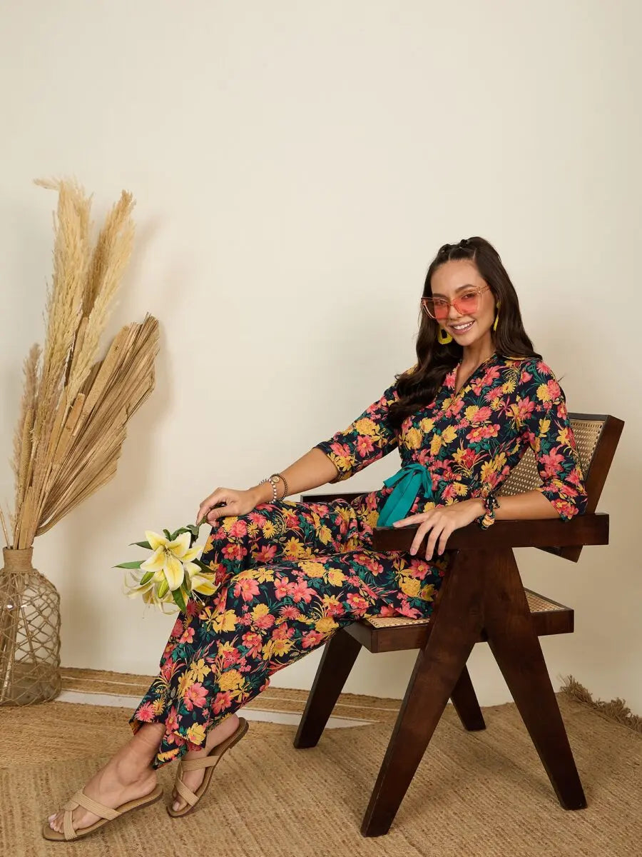 winered-woman-navy-blue-floral-print-contrast-tie-up-detailing