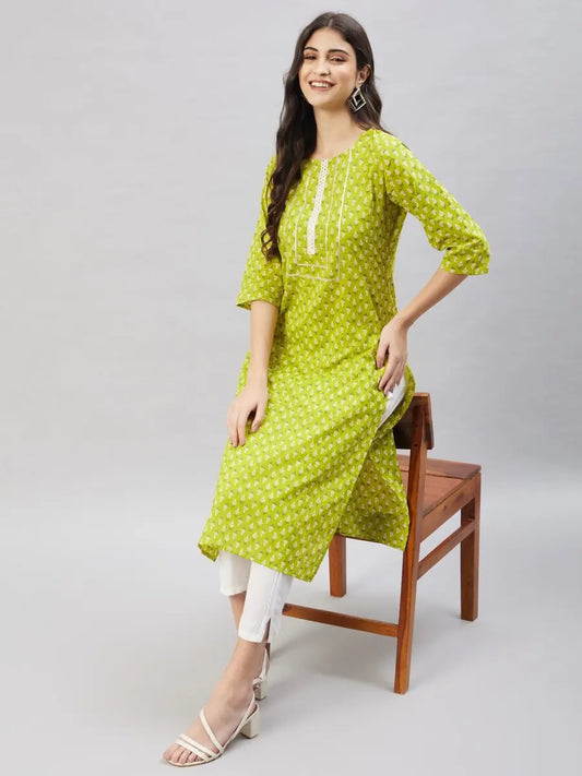 winered-women-green-paisley-print-mirror-embroidery-straight-kurta