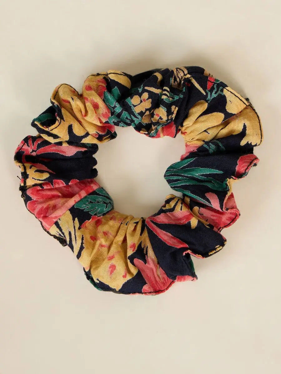 winered-woman-navy-blue-floral-print-contrast-tie-up-detailing