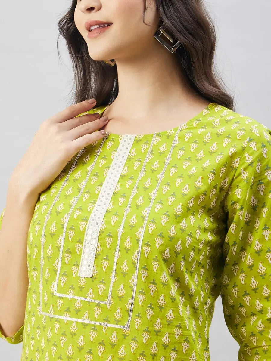 winered-women-green-paisley-print-mirror-embroidery-straight-kurta