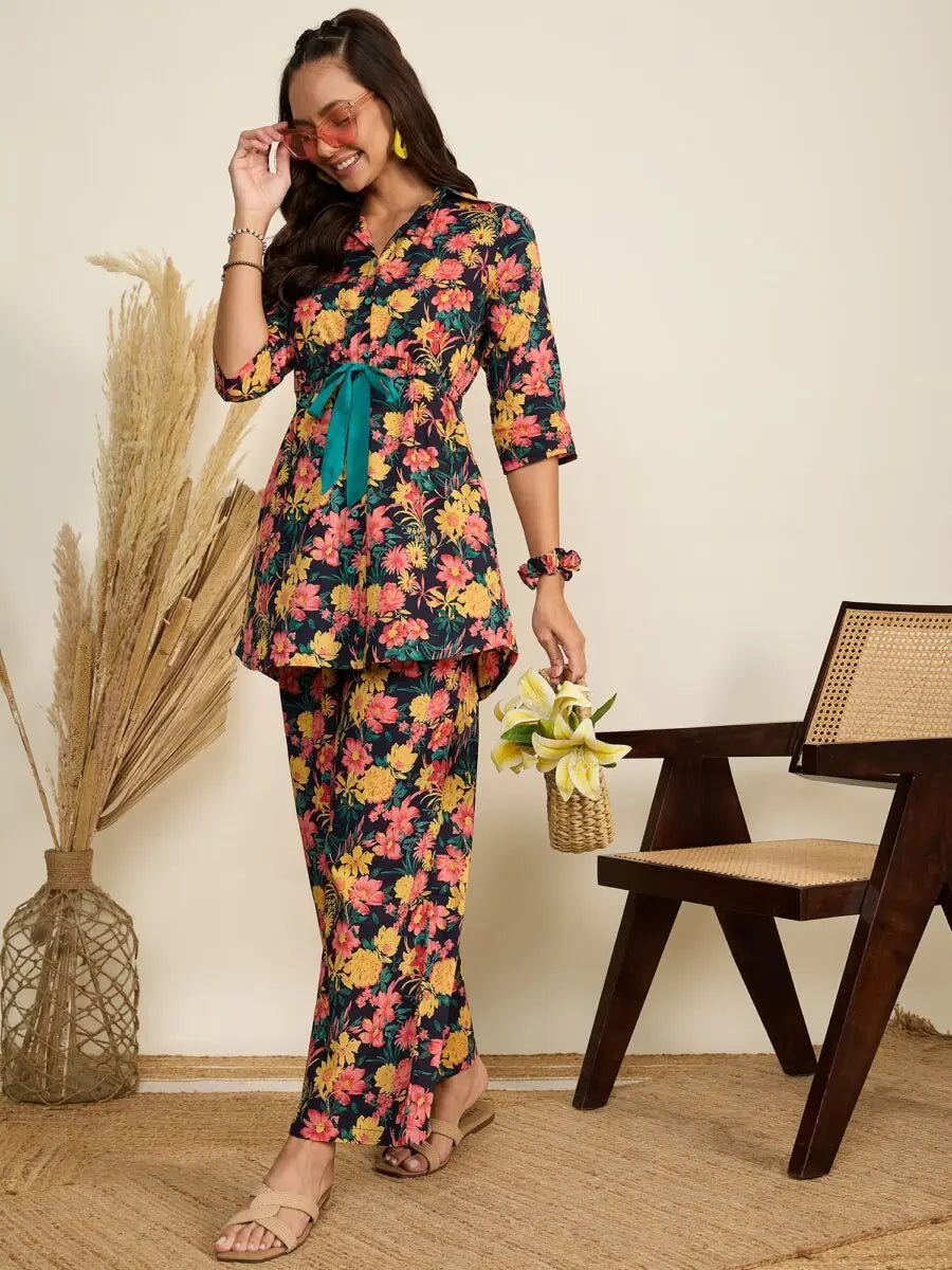 winered-woman-navy-blue-floral-print-contrast-tie-up-detailing